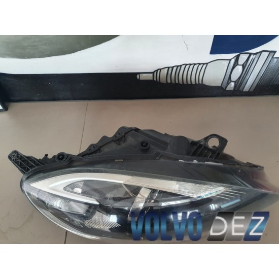 Right headlight VOLVO V40 31283333