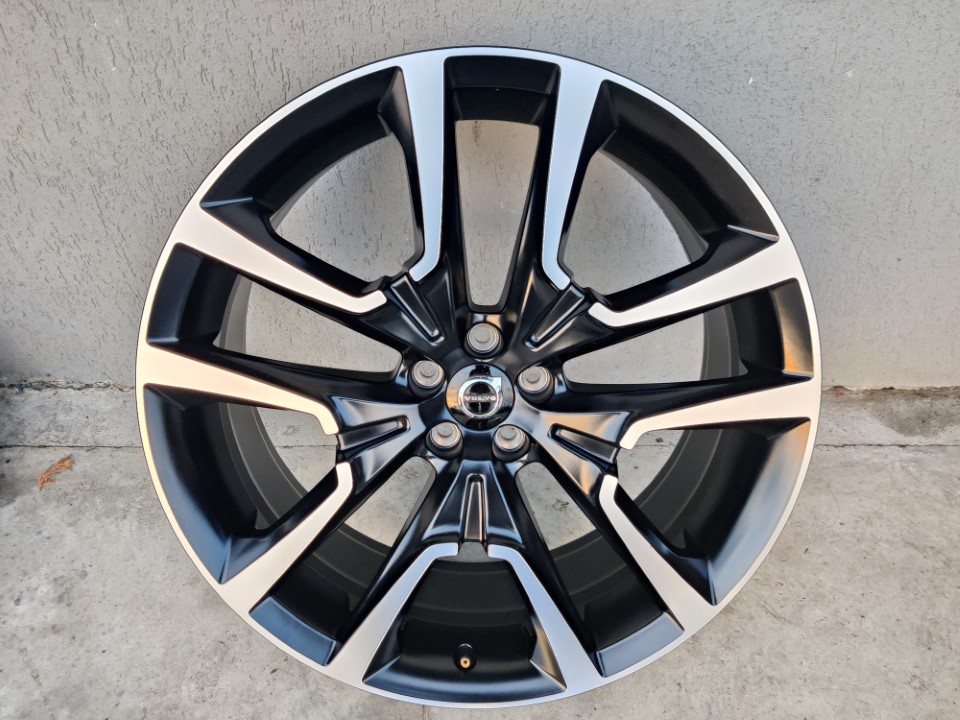 うるるです。 Volvo OEM Wheel 22