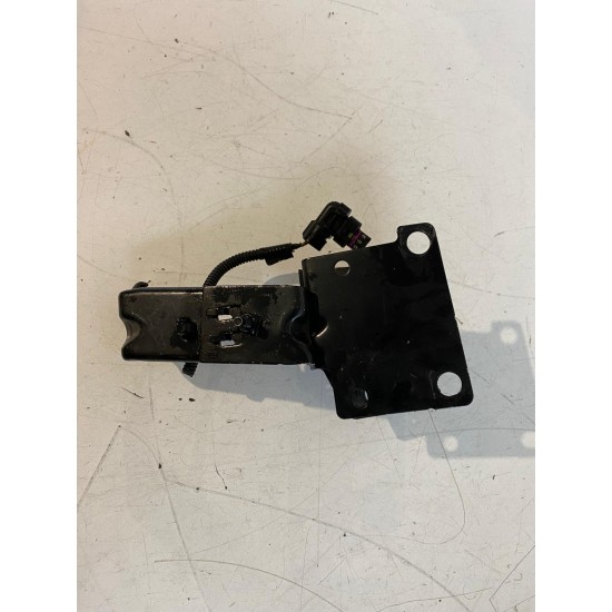 Radiator mount bracket left VOLVO S60 V60 2019-2025 31651845 31468229