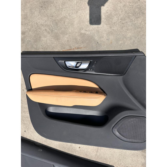 Interior cu fete de usi Volvo V60 2018-2024 