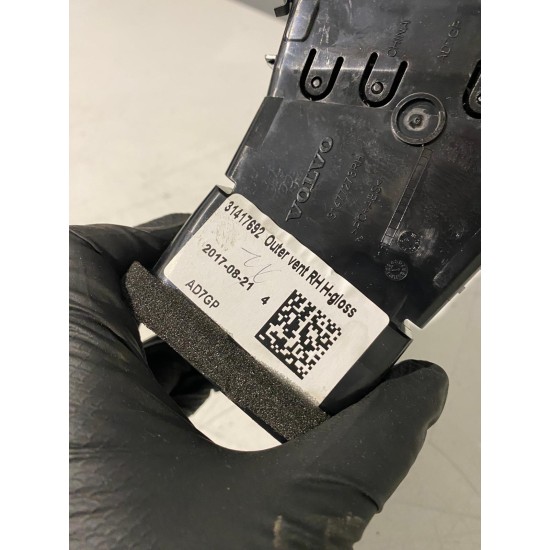  Grila aerisire dreapta fata Volvo S60 V60 V60CC XC60 31477273 31417692