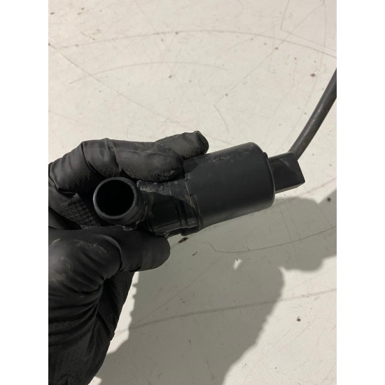 Windscreen washer pump Volvo XC60 2018 31457428 30747613 32342043 32262083 Windscreen washer pump Volvo XC60 2018 31457428 30747613 32342043 32262083
