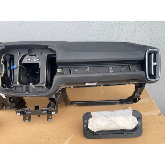 Plansa Bord cu Airbag Volan si Airbag Pasager -defect vizibil - Volvo XC40 32288355