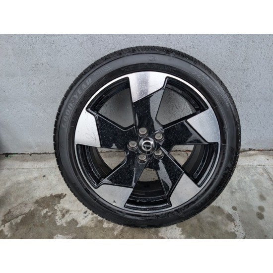 1x Volvo OEM Alloy Wheel 5-spoke 19" Rim Volvo EX30 tire 245/45 R19 Goodyear 80000286
