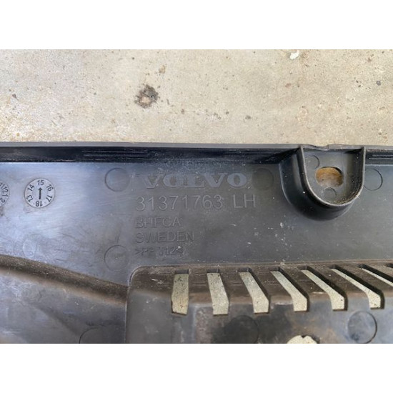 Ornament compartiment motor stanga Volvo XC90 2015-2020 31371763 