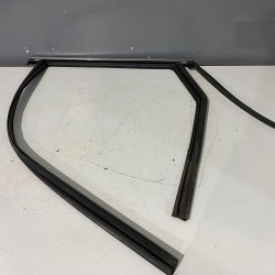 Cheder geam cu crom stanga spate VOLVO XC60 2018 31856284 32229812 32229836