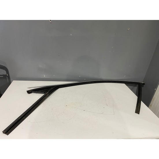 Cheder geam cu crom stanga fata VOLVO XC60 2018 32229810 32229834
