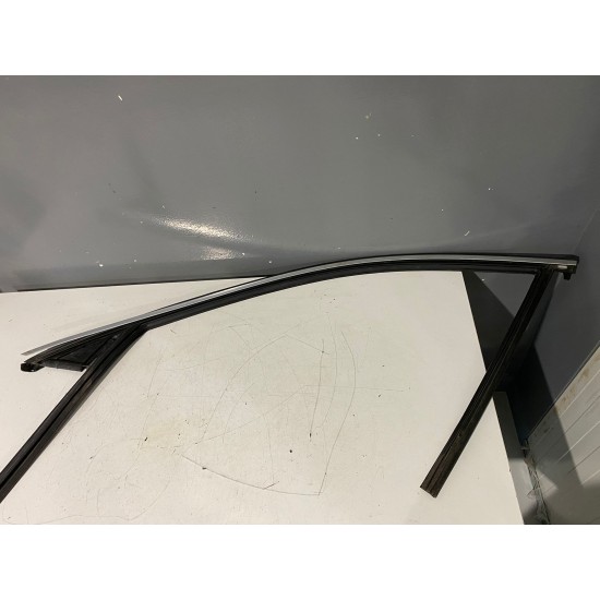 Cheder geam cu crom stanga fata VOLVO XC60 2018 32229810 32229834