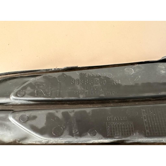 Front bumper right grille Volvo S90 31383250