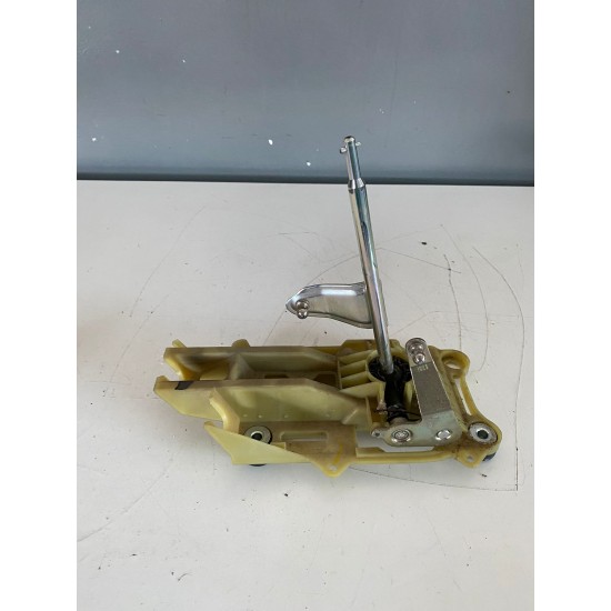 Gear lever carrier VOLVO C30 2009 30759803 31325014
