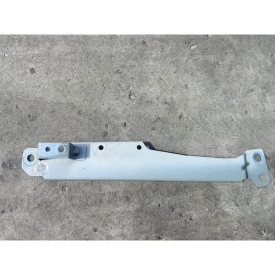 FRONT RIGHT FENDER WING HOLDER BRACKET Volvo S60 V60 V60CC 31468234