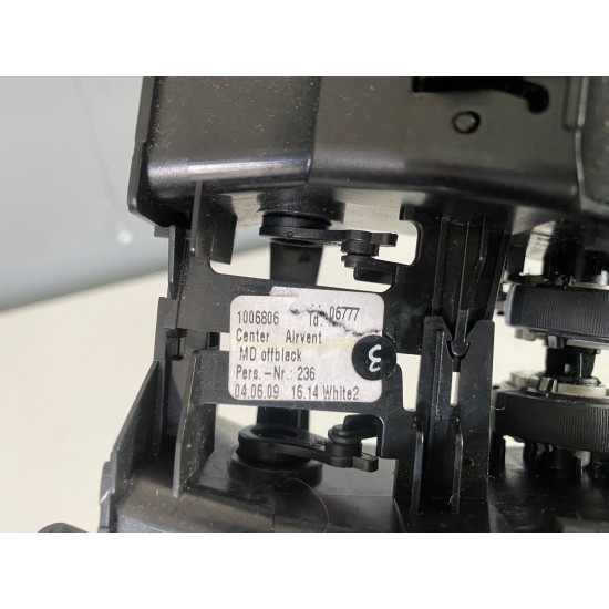 Grila aerisire centrala plansa bord VOLVO XC60 2015-2017 30755643