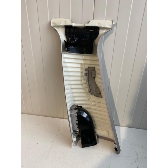 Right Side B-Pillar Trim Panel Upper VOLVO XC60 30721220 31354099