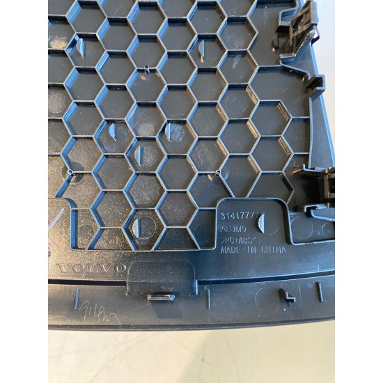 Grila boxa centrala bord VOLVO XC60 2018+ 31417771 Grila boxa centrala bord VOLVO XC60 2018+ 31417771