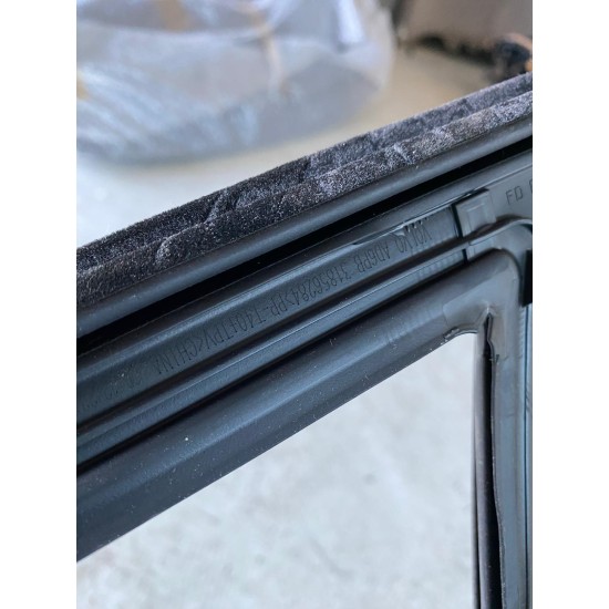 Cheder geam dreapta fata piano black VOLVO XC60 2018 31856284 31856572