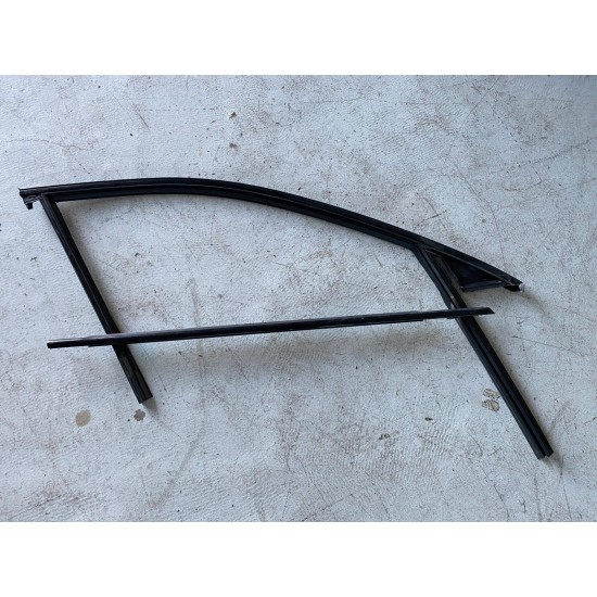 Cheder geam dreapta fata piano black VOLVO XC60 2018 31856284 31856572 Cheder geam dreapta fata piano black VOLVO XC60 2018 31856284 31856572