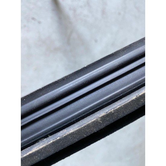 Rear left rubber seal trim moulding piano black VOLVO XC60 2018 31856281 31856284 