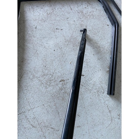 Rear left rubber seal trim moulding piano black VOLVO XC60 2018 31856281 31856284  Rear left rubber seal trim moulding piano black VOLVO XC60 2018 31856281 31856284