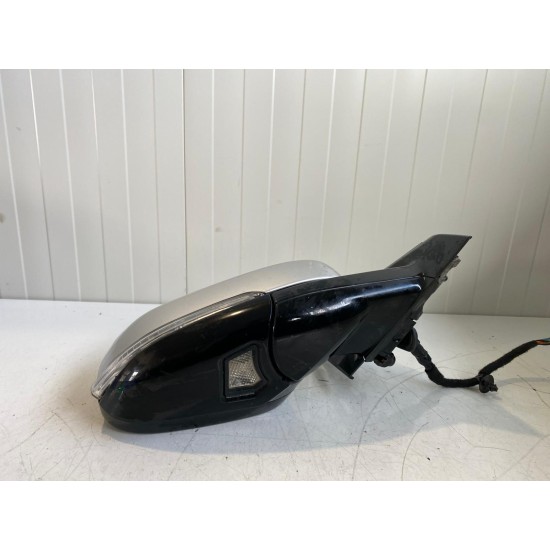 Oglinda dreapta rabatabila cu bec 12 fire VOLVO V40 R-DESIGN 31278142 31299643 Oglinda dreapta rabatabila cu bec 12 fire VOLVO V40 R-DESIGN 31278142 31299643