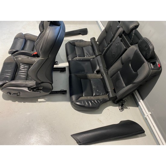 Interior cu incalzire scaune fata VOLVO XC60 R-DESIGN 2023