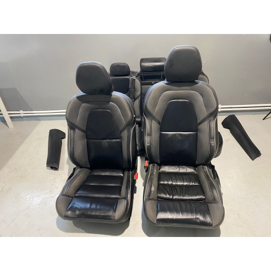 Interior cu incalzire scaune fata VOLVO XC60 R-DESIGN 2023 Interior cu incalzire scaune fata VOLVO XC60 R-DESIGN 2023