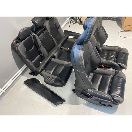 Interior cu incalzire scaune fata VOLVO XC60 R-DESIGN 2023