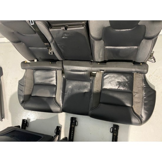 Interior cu incalzire scaune fata VOLVO XC60 R-DESIGN 2023 Interior cu incalzire scaune fata VOLVO XC60 R-DESIGN 2023