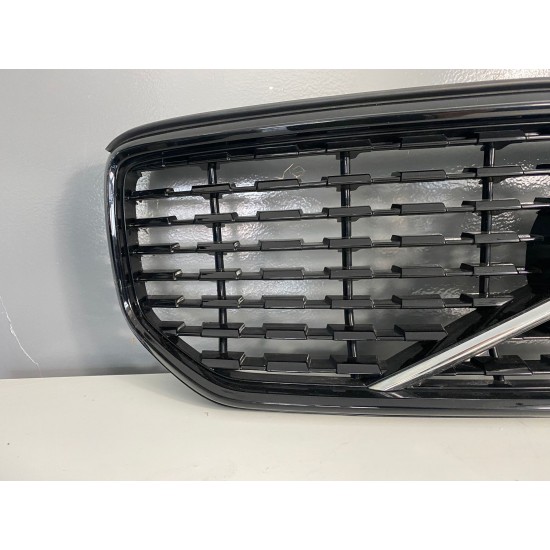 Grila bara fata R-Design Volvo XC40 2018-2022 31457346 31479416 31479421 31457343 31656582 Grila bara fata R-Design Volvo XC40 2018-2022 31457346 31479416 31479421 31457343 31656582