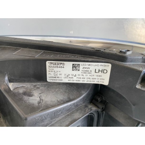 Far dreapta MID LED LHD VOLVO V40 2012-2019 32228484 Far dreapta MID LED LHD VOLVO V40 2012-2019 32228484