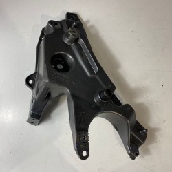 Fender bracket front right S90 V90 2016+ 31378985