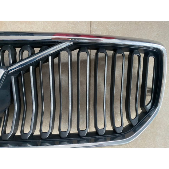 Front upper grille Volvo XC40 2018 31656581, 31457345