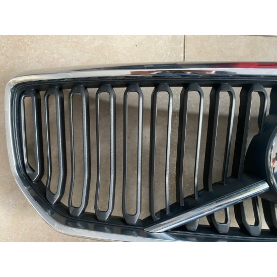 Front upper grille Volvo XC40 2018 31656581, 31457345